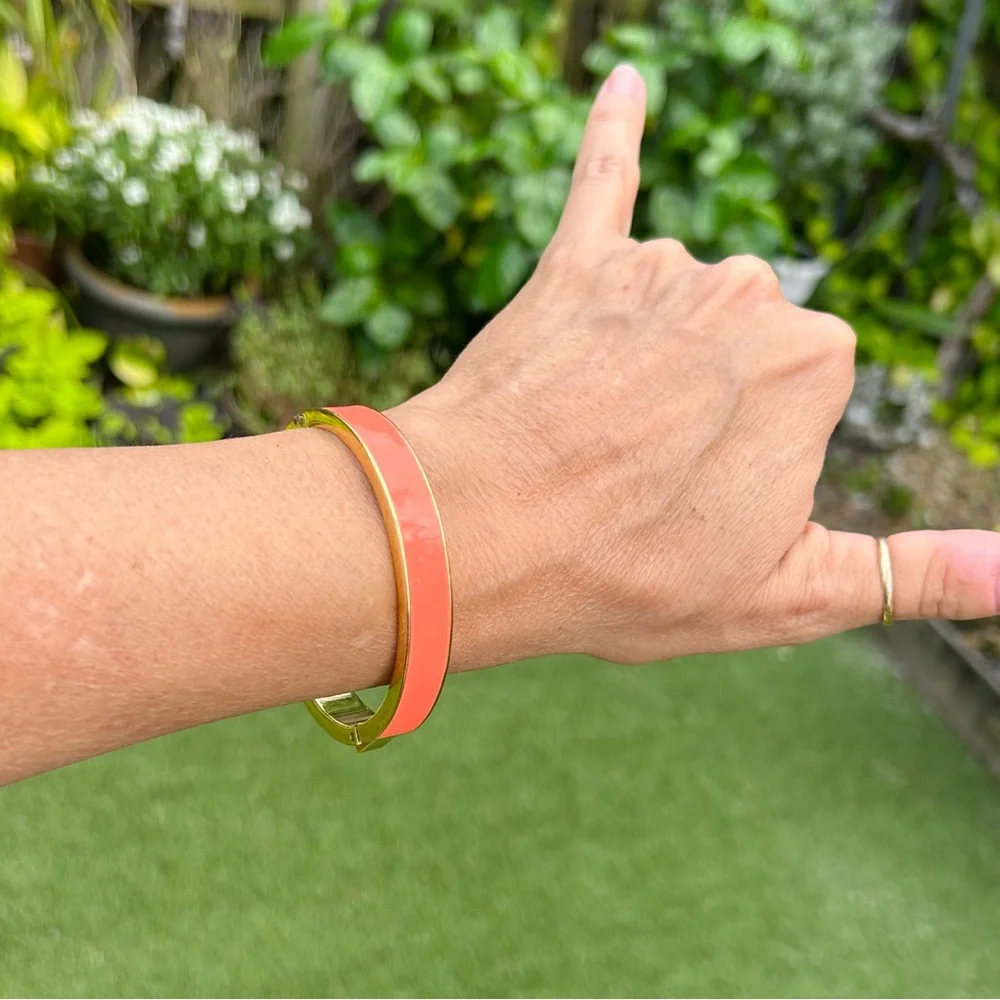 ✨NWOT J Crew preppy bright coral enamel & gold tone bangle. Size M, snap close - Picture 4 of 5